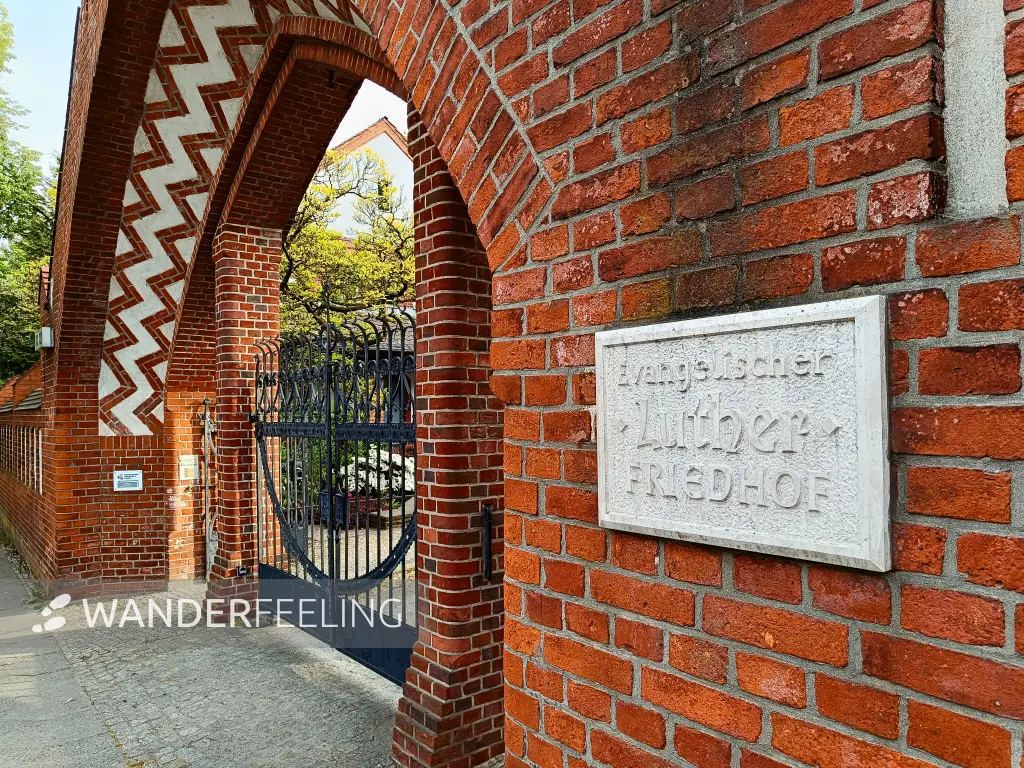 202505140-13 - Luther-Friedhof in Marienfelde, Berlin, Deutschland