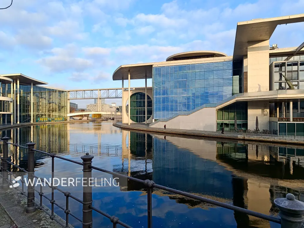 202511220-02 - Marie-Elisabeth-Lüders-Haus an der Spree in Mitte, Berlin, Deutschland