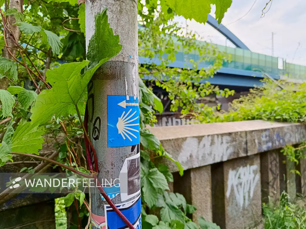 202505140-02 - Markierung des Jakobsweges in Mariendorf, Berlin, Deutschland