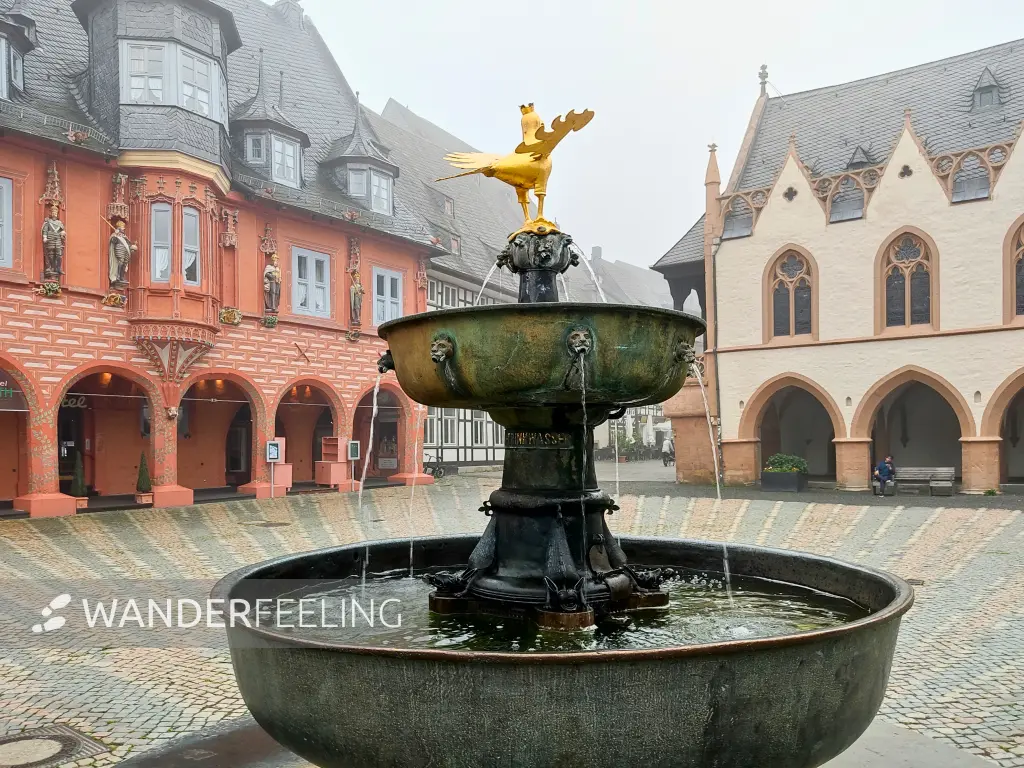 202308170-42 - Marktbrunnen, Hotel Kaiserworth und Rathaus in Goslar, Harz, Niedersachsen, Deutschland