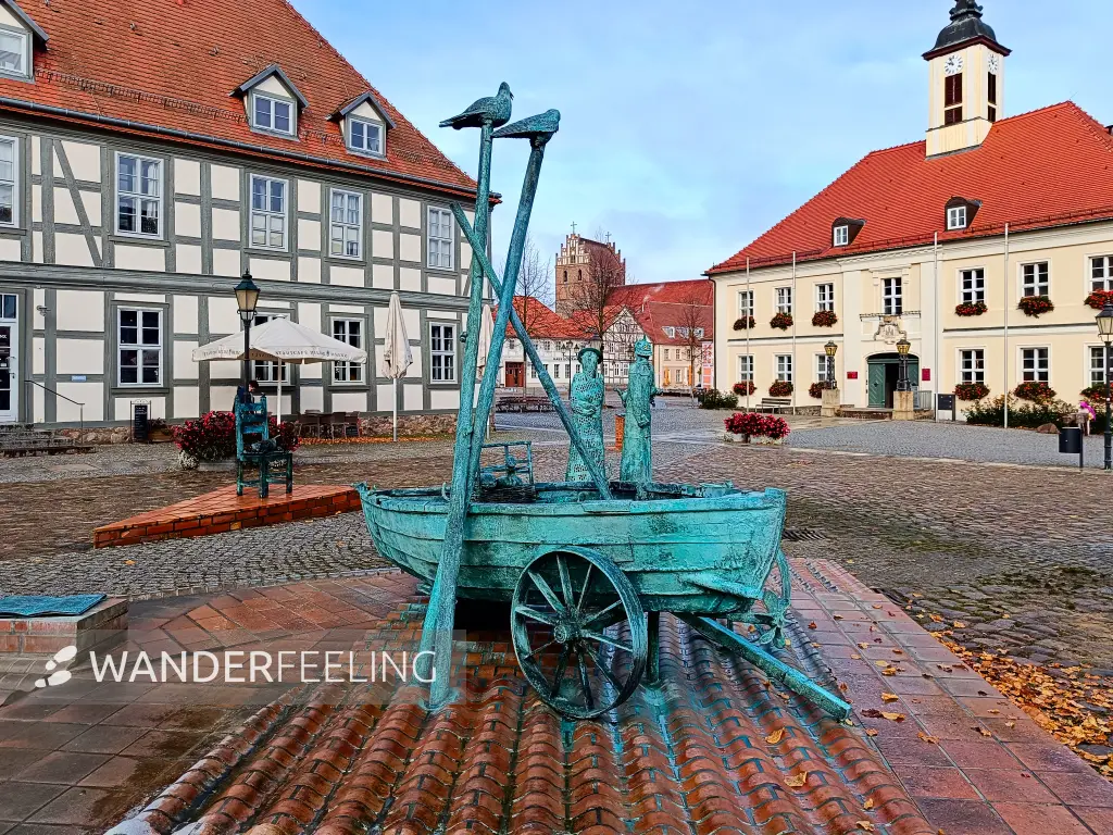 202411040-07 - Marktbrunnen und Rathaus in Angermünde, Uckermark, Brandenburg, Deutschland