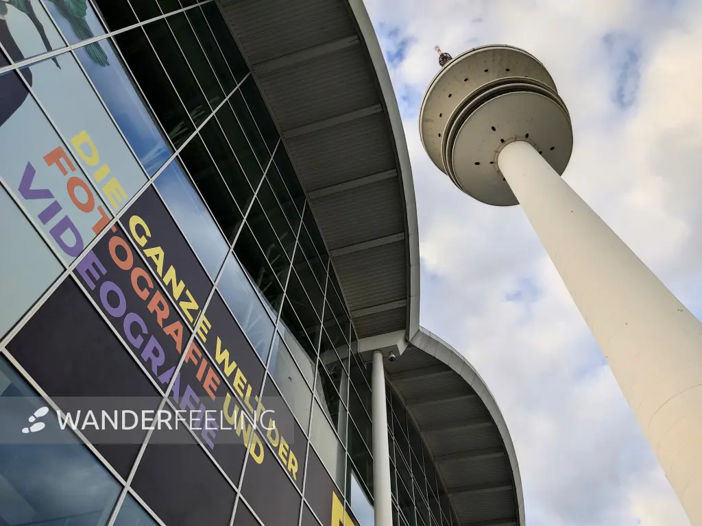 202309220-24 - Messehallen und Heinrich-Hertz-Turm in St. Pauli, Hamburg, Deutschland