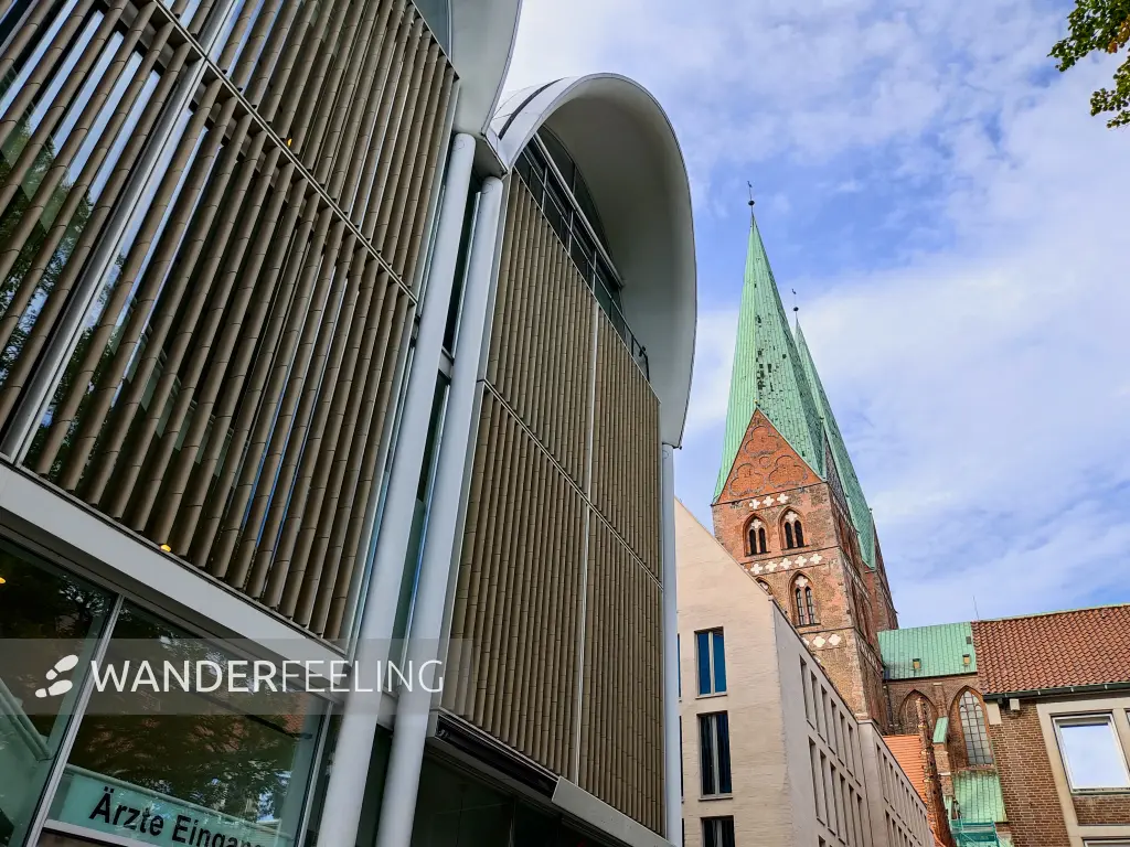 202309210-36 - Moderne Häuser und St.-Marien-Kirche in Lübeck, Lübecker Bucht, Schleswig-Holstein, Deutschland