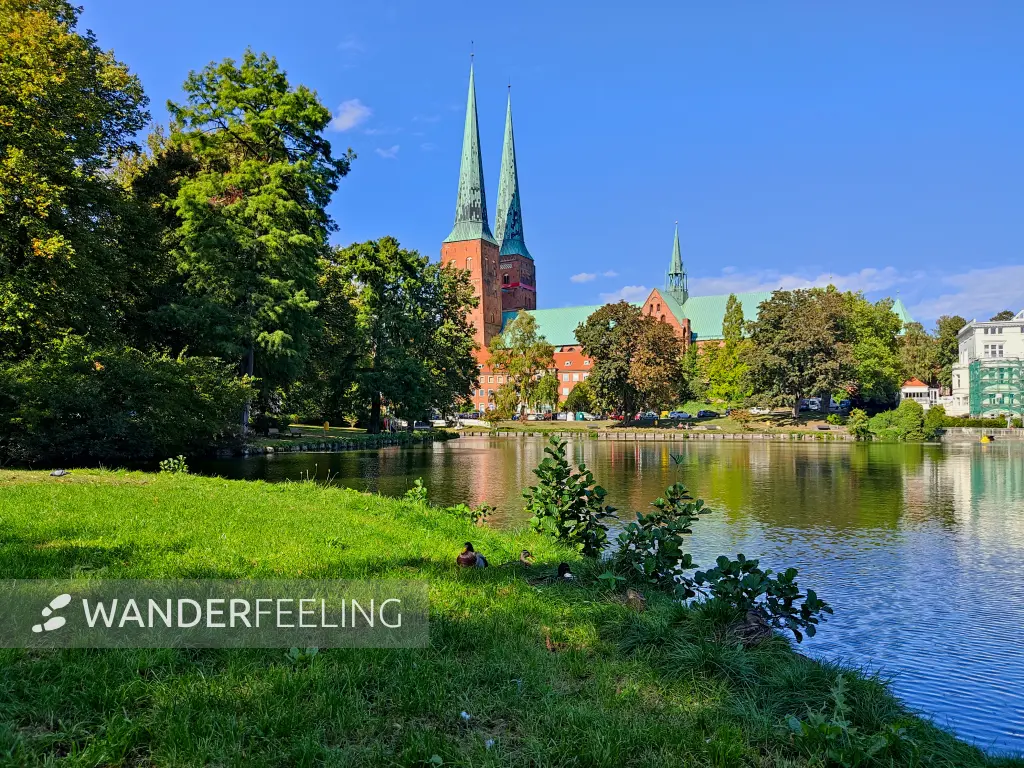 202309210-12 - Mühlenteich und Dom in Lübeck, Lübecker Bucht, Schleswig-Holstein, Deutschland