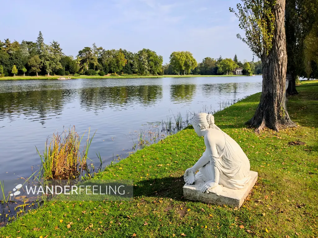 202310110-08 - Muschelsucherin im Wörlitzer Park bei Wörlitz, Anhalt-Dessau-Wittenberg, Sachsen-Anhalt, Deutschland