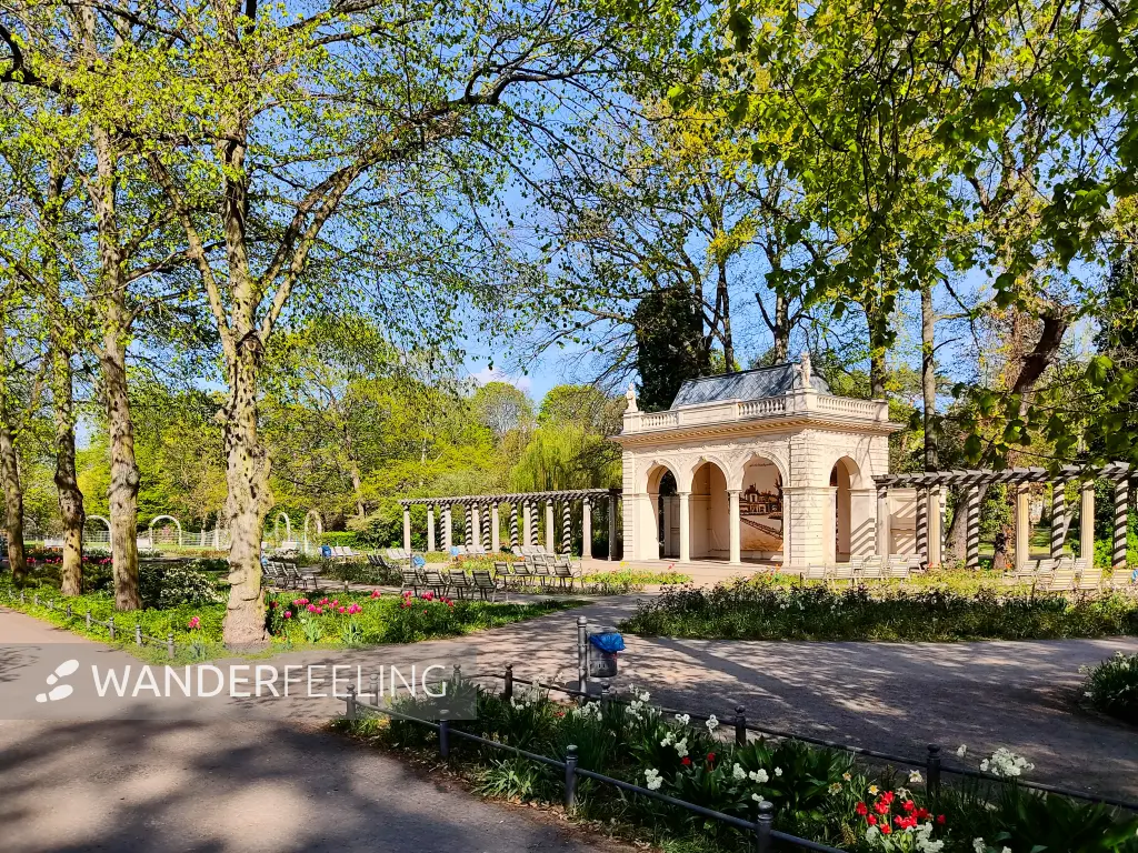 202305030-18 - Musikpavillon und Rosengarten im Bürgerpark Pankow, Berlin, Deutschland
