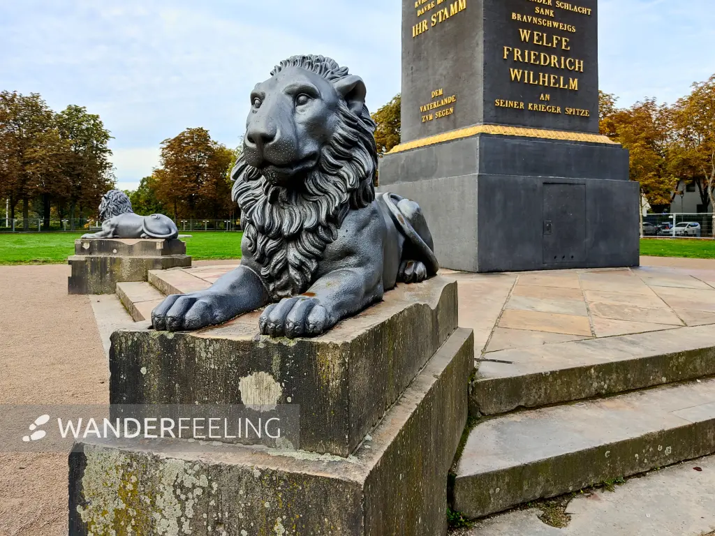 202210040-01 - Obelisk auf dem Löwenwall in Braunschweig, Niedersachsen, Deutschland