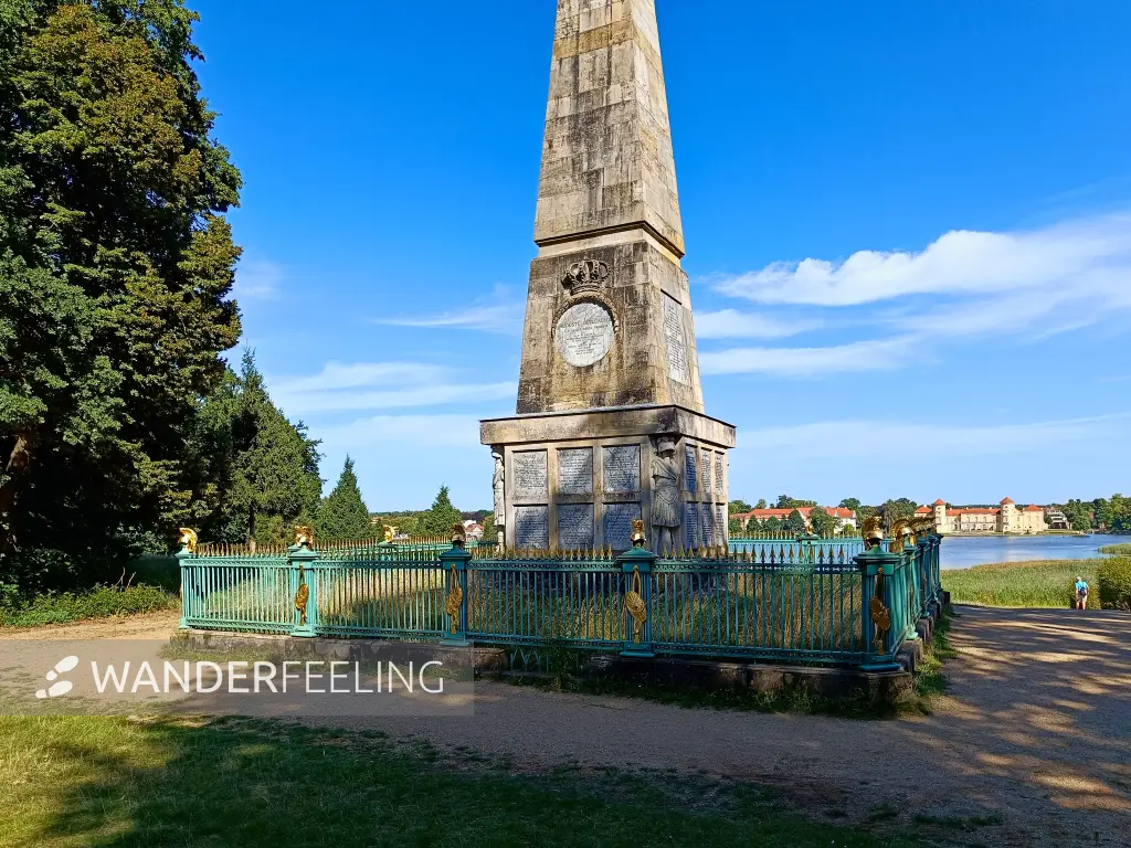 202508110-19 - Obelisk im Schlosspark Rheinsberg, Ruppiner Seenland, Brandenburg, Deutschland