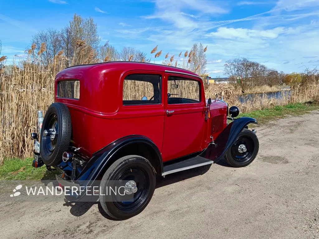 202604040-25 - Oldtimer am Teltowkanal in Treptow, Berlin, Deutschland