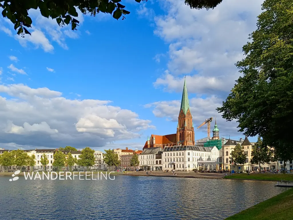 202507030-63 - Pfaffenteich und Schweriner Dom in Schwerin, Mecklenburgische Seenplatte, Mecklenburg-Vorpommern, Deutschland