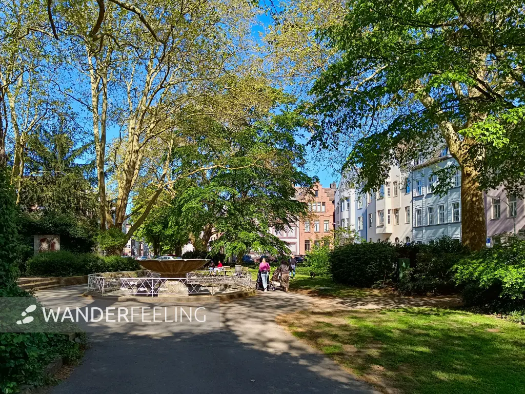 202604231-06 - Platz im Gründerzeitviertel in Neuss, Niederrhein, Nordrhein-Westfalen, Deutschland