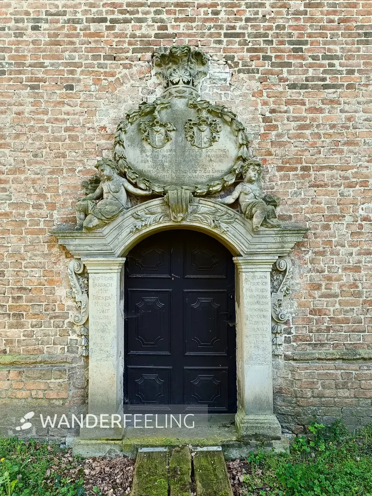 202505030-19 - Portal an der Dorfkirche Markau, Havelland, Brandenburg, Deutschland