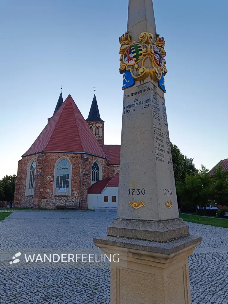 202608080-19 - Postmeilensäule und Stadtkirche St. Sebastian in Baruth, Fläming, Brandenburg, Deutschland