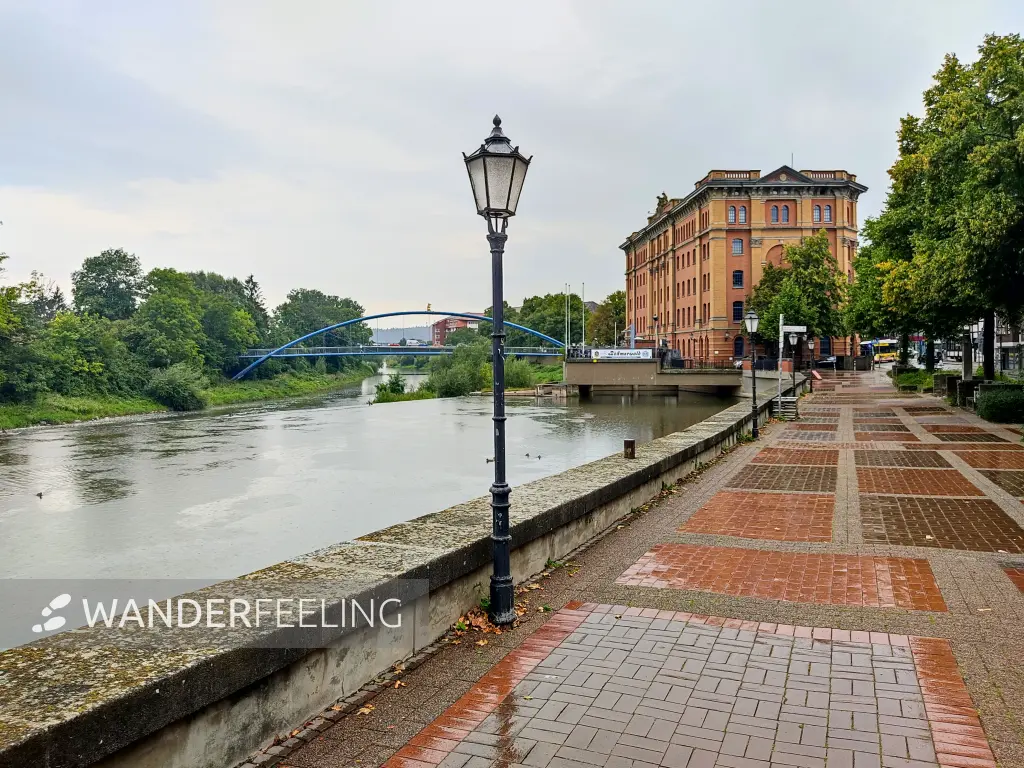 202308151-12 - Promenade an der Weser bei Hameln, Weserbergland, Niedersachsen, Deutschland