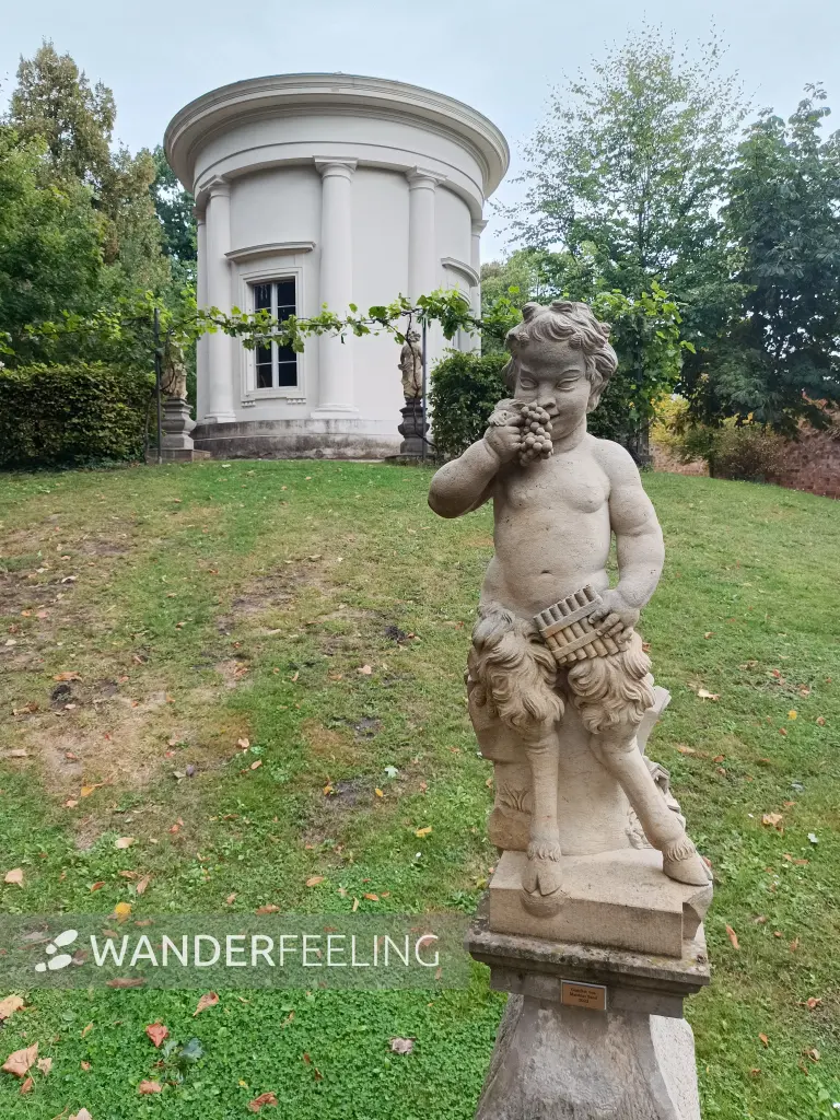 202609050-21 - Putto und Apollo-Tempel im Tempelgarten Neuruppin, Ruppiner Seenland, Brandenburg, Deutschland