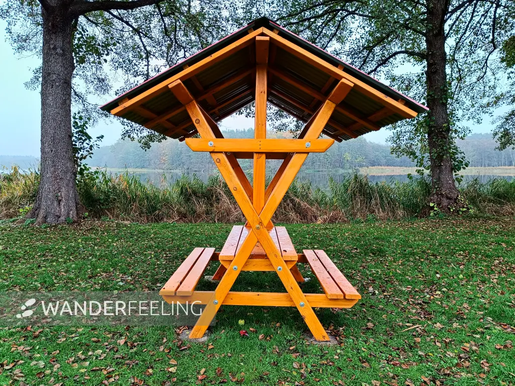 202410290-03 - Rastplatz am Oberpfuhl in Lychen, Uckermark, Brandenburg, Deutschland