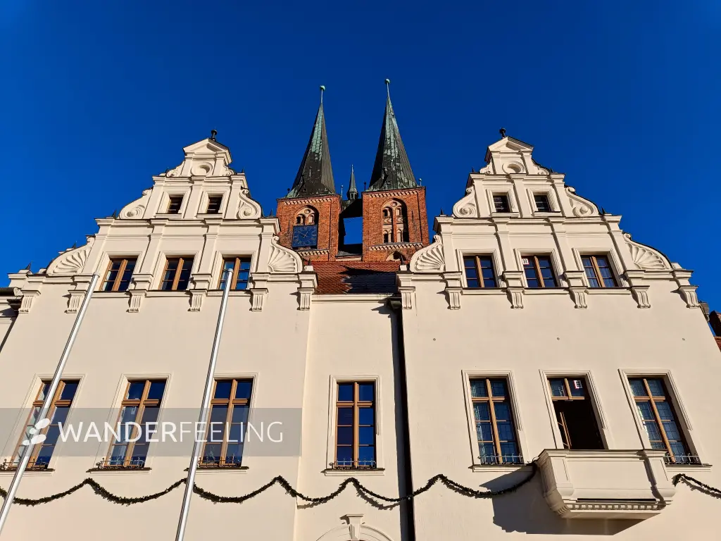 202511210-17 - Rathaus und Sankt Marien in Stendal, Altmark, Sachsen-Anhalt, Deutschland