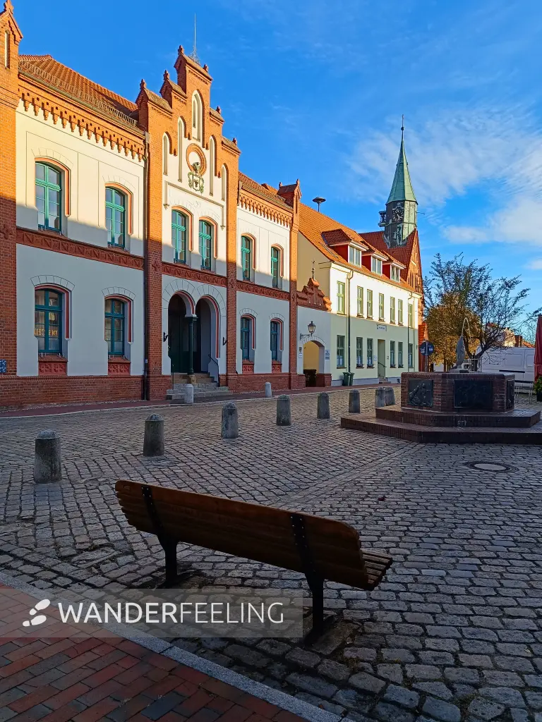 202510130-01 - Rathaus und Stadtkirche in Krakow am See, Mecklenburgische Seenplatte, Mecklenburg-Vorpommern, Deutschland