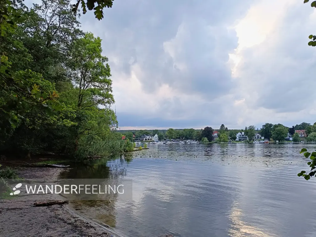 202507150-29 - Regenwolken über dem Pohlesee, Berlin, Deutschland