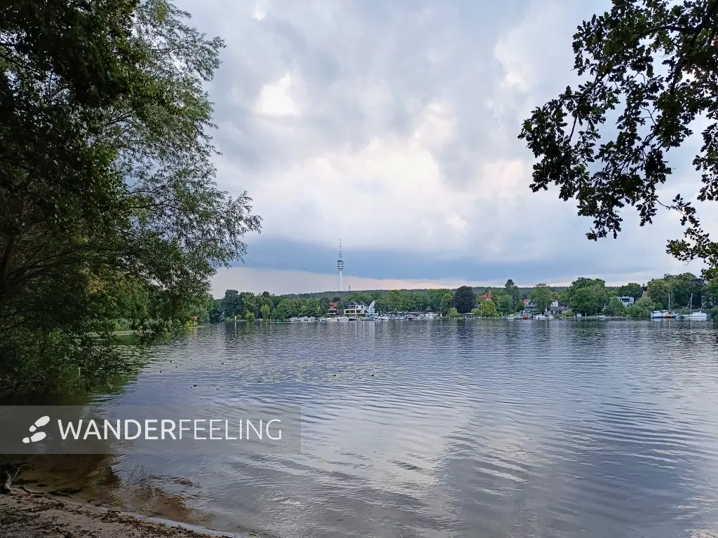 202507150-30 - Regenwolken über dem Pohlesee, Berlin, Deutschland