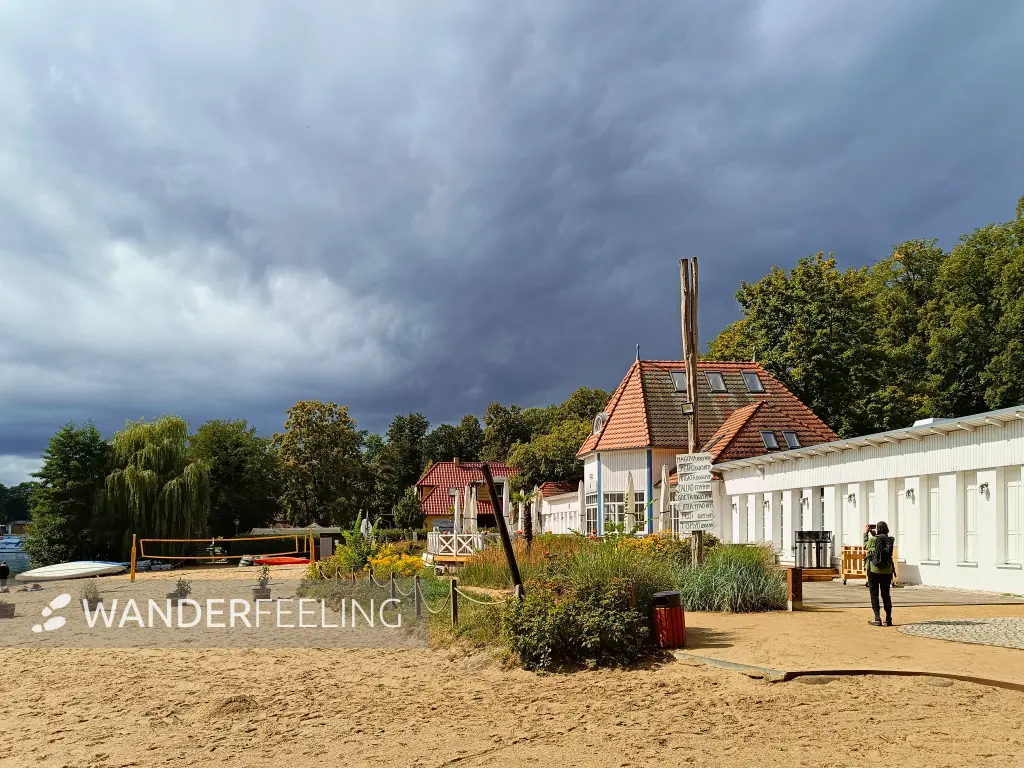 202508230-32 - Regenwolken über dem Strandbad in Bad Saarow, Seenland Oder-Spree, Brandenburg, Deutschland