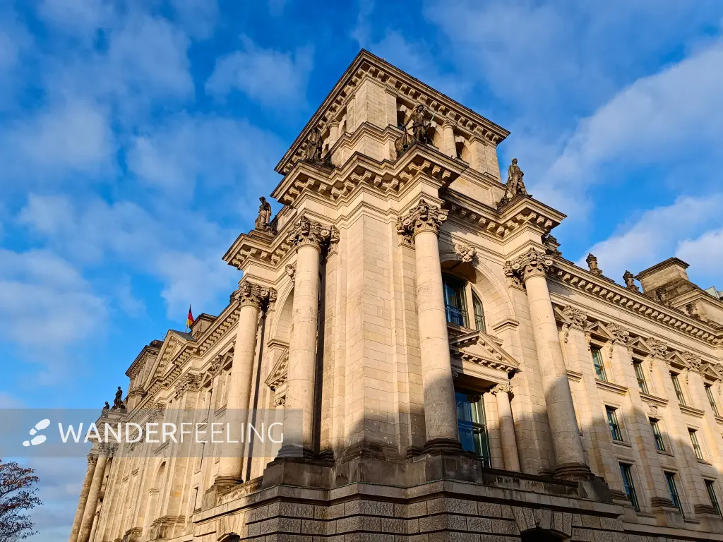202511220-03 - Reichstagsgebäude in Mitte, Berlin, Deutschland
