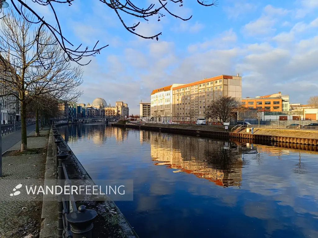 202511220-01 - Reichstagsgebäude und Spree in Mitte, Berlin, Deutschland
