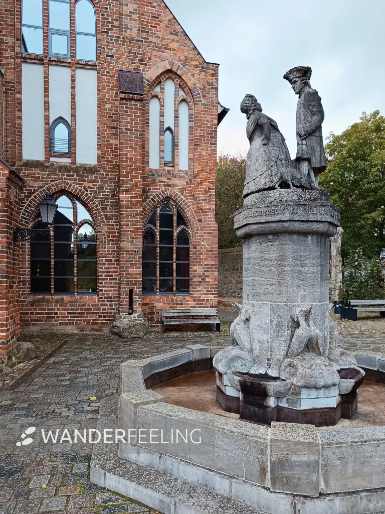 202510210-52 - Reuterbrunnen und Franziskanerkloster in Neubrandenburg, Mecklenburgische Seenplatte, Mecklenburg-Vorpommern, Deutschland