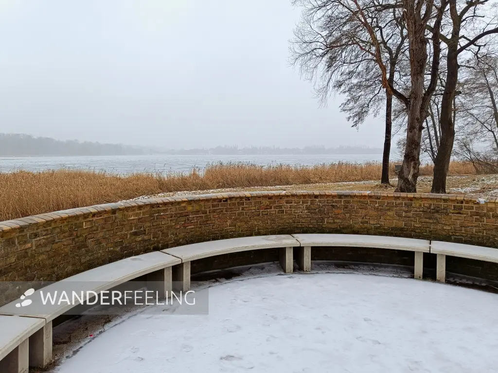 202602070-10 - Römische Bank im Schlosspark Sacrow, Potsdam, Brandenburg, Deutschland