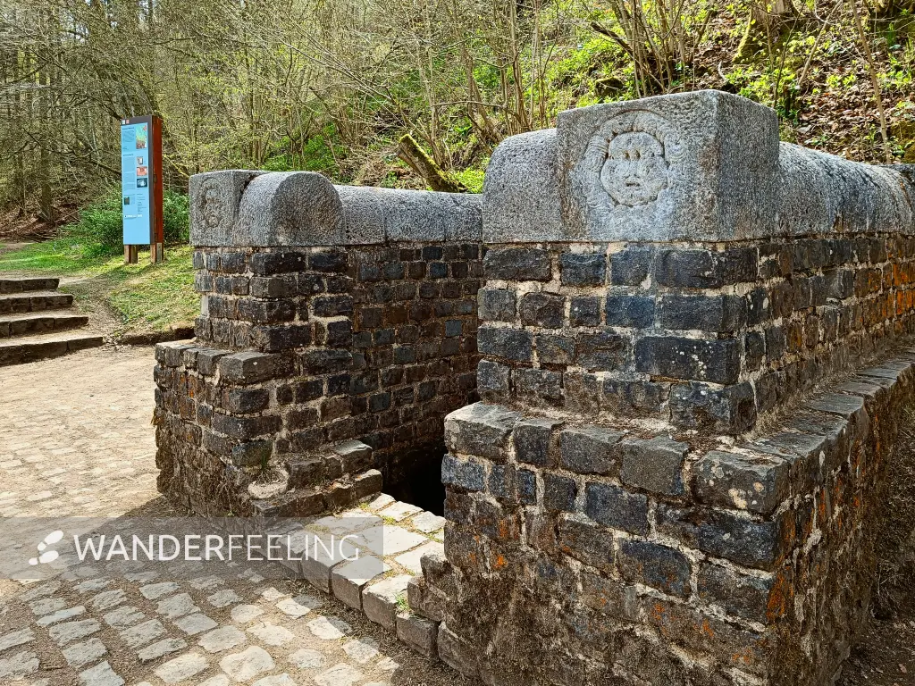 202604270-12 - Römische Brunnenstube »Grüner Pütz« bei Nettersheim, Eifel, Nordrhein-Westfalen, Deutschland