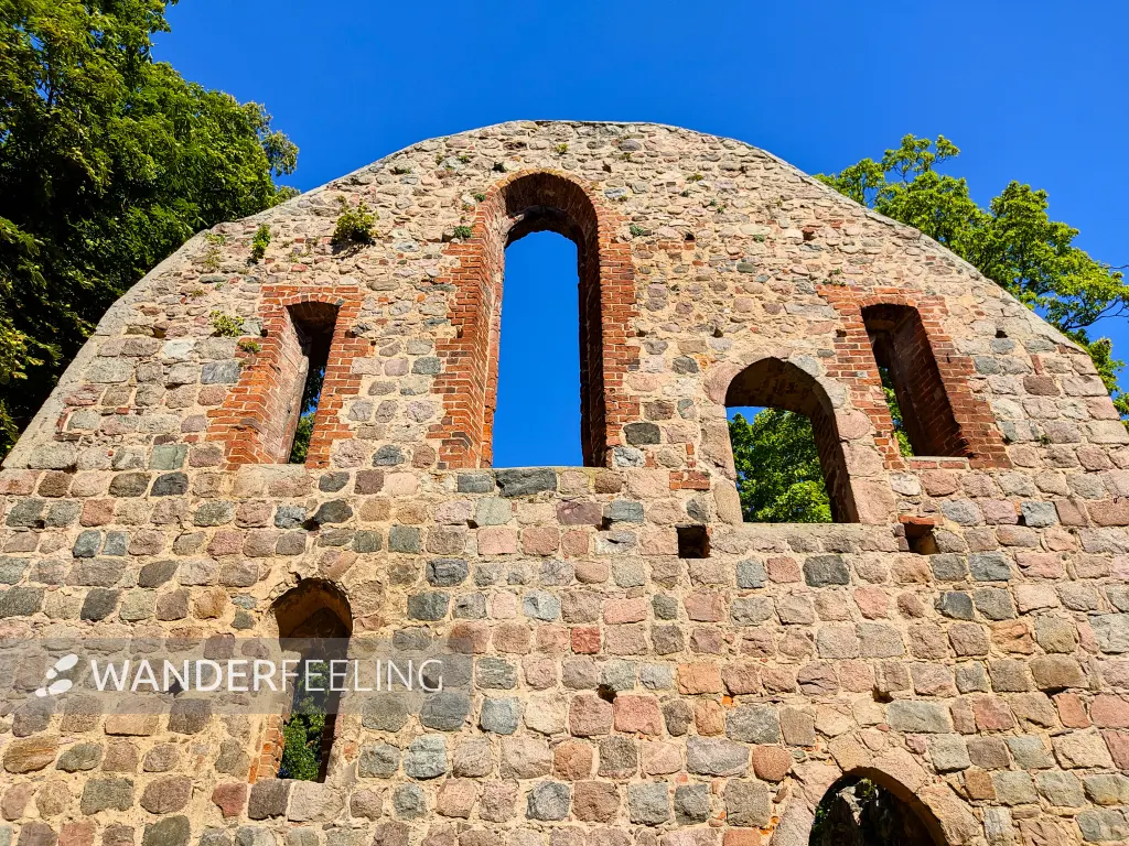 202309040-12 - Ruine im Kloster Lindow, Ruppiner Seenland, Brandenburg, Deutschland
