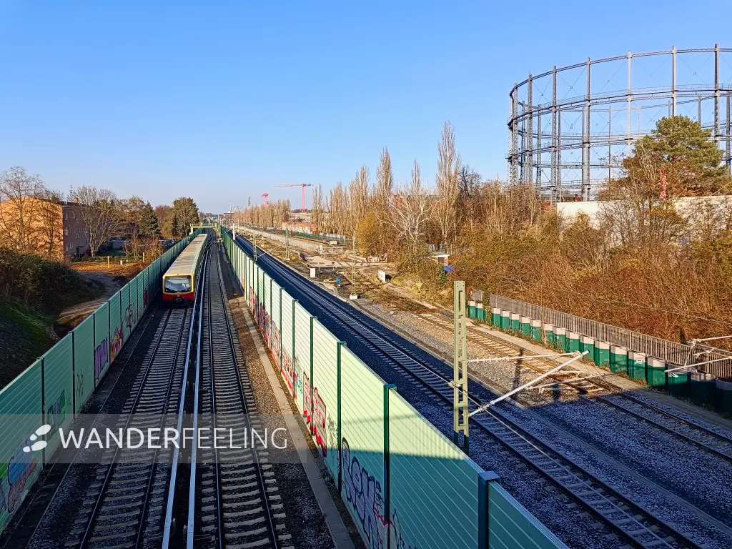 202511220-11 - S-Bahn-Gleise in Mariendorf, Berlin, Deutschland