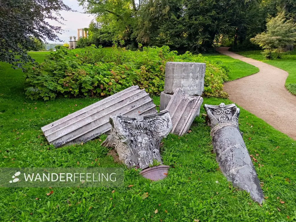 202609120-08 - Säulentrümmer im Schlossgarten Glienicke, Berlin, Deutschland