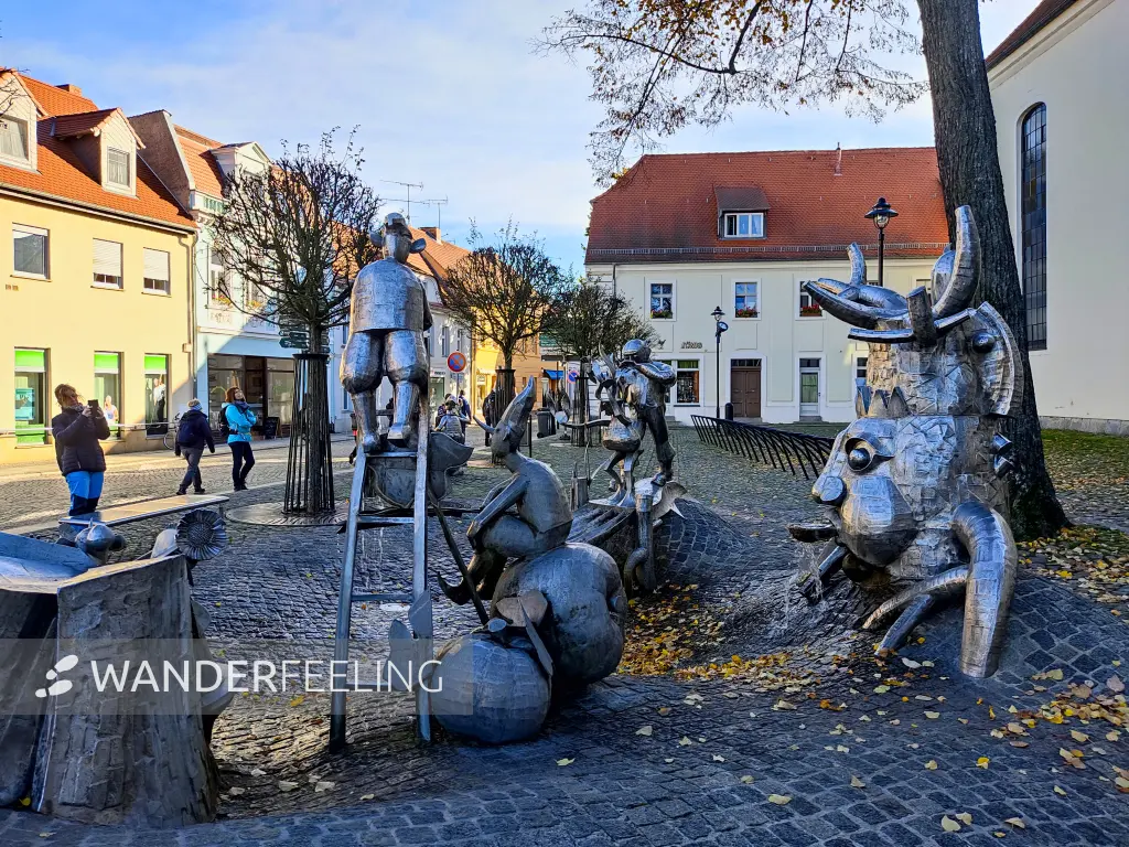 202311040-05 - Sagenbrunnen in Lübbenau, Spreewald, Brandenburg, Deutschland