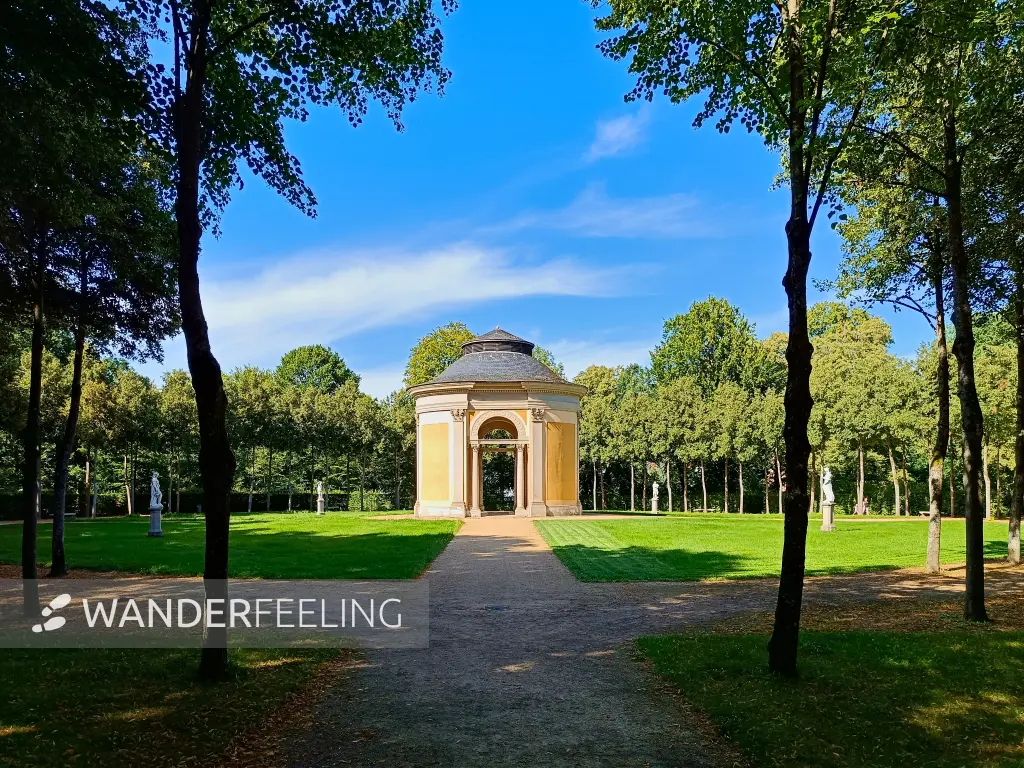 202508110-02 - Salon im Schlosspark Rheinsberg, Ruppiner Seenland, Brandenburg, Deutschland