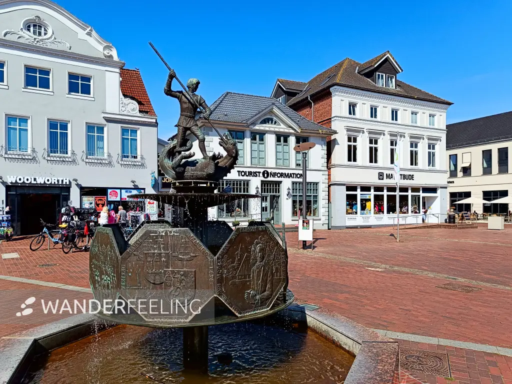 202408131-04 - Sankt-Georg-Brunnen auf dem Marktplatz von Heide, Dithmarschen, Schleswig-Holstein, Deutschland