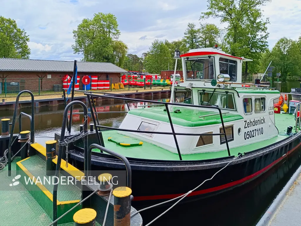202505170-07 - Schiff an der Schleuse Kummersdorf, Seenland Oder-Spree, Brandenburg, Deutschland