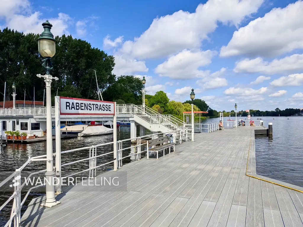 202308200-54 - Schiffsanleger an der Außenalster, Hamburg, Deutschland