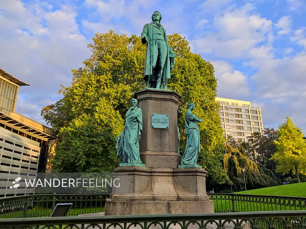 202309220-30 - Schillerdenkmal in der Neustadt, Hamburg, Deutschland