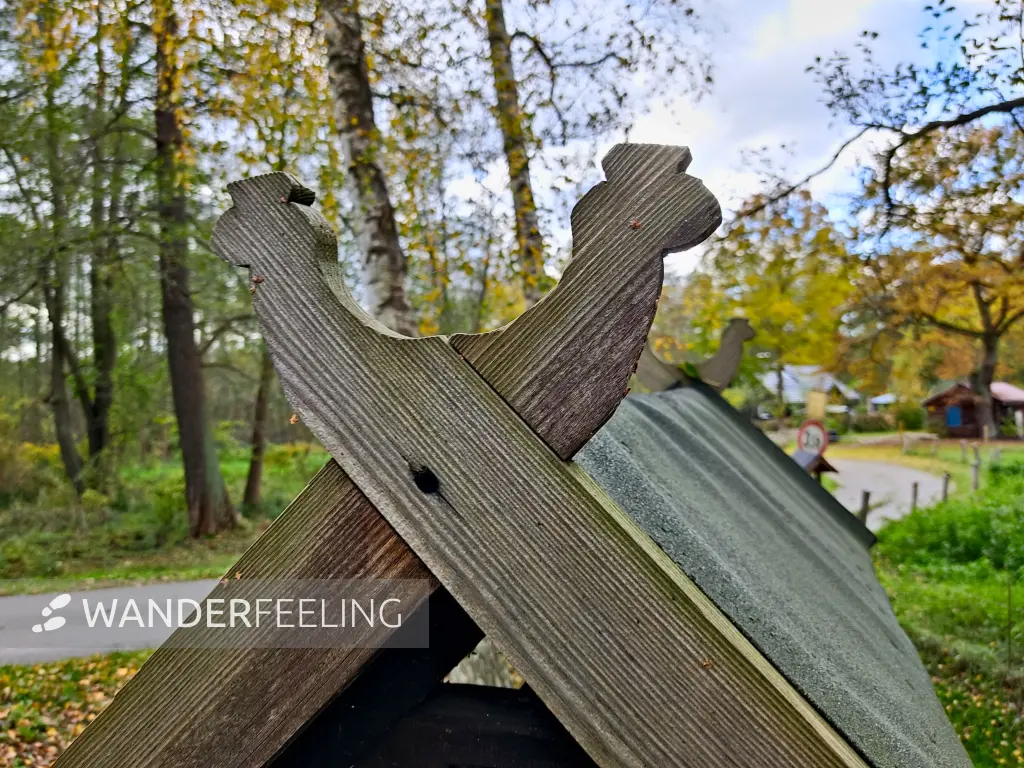 202311040-24 - Schlangenkönige auf einem Dach in Leipe, Spreewald, Brandenburg, Deutschland