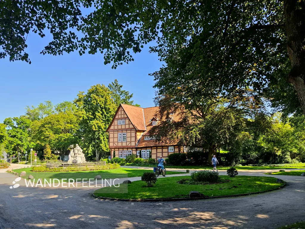 202308181-10 - Schlösschen im Französischen Garten in Celle, Lüneburger Heide, Niedersachsen, Deutschland