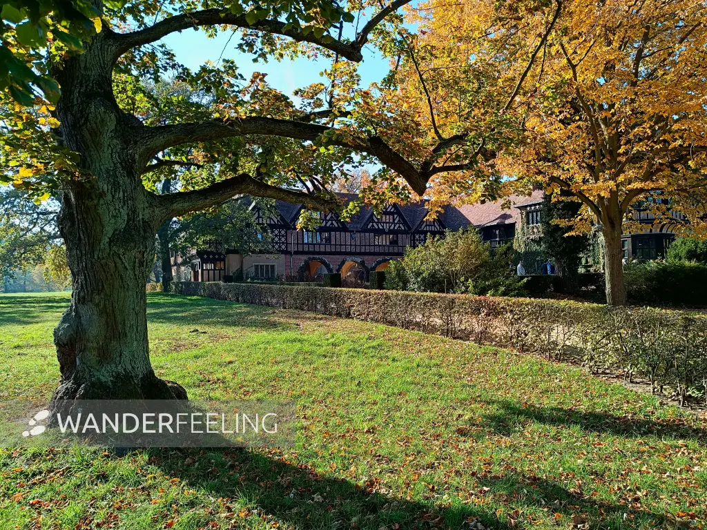 202410260-40 - Schloss Cecilienhof im Neuen Garten, Potsdam, Brandenburg, Deutschland