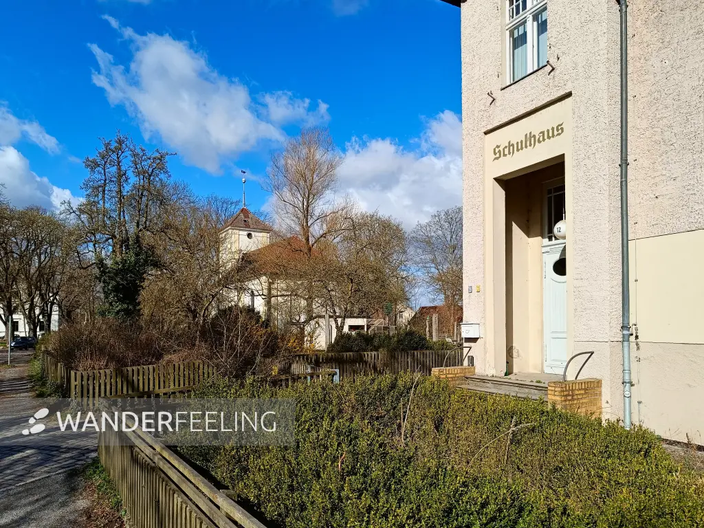 202604060-02 - Schulhaus und Dorfkirche in Alt-Lübars, Berlin, Deutschland