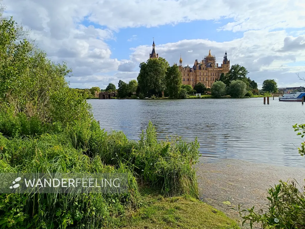 202507030-31 - Schweriner Schloss im Schweriner See bei Schwerin, Mecklenburgische Seenplatte, Mecklenburg-Vorpommern, Deutschland