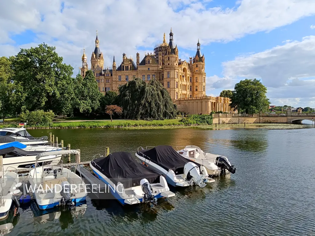 202507030-32 - Schweriner Schloss im Schweriner See bei Schwerin, Mecklenburgische Seenplatte, Mecklenburg-Vorpommern, Deutschland