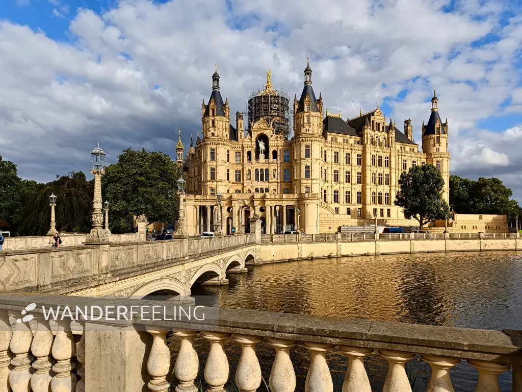 202507030-33 - Schweriner Schloss im Schweriner See bei Schwerin, Mecklenburgische Seenplatte, Mecklenburg-Vorpommern, Deutschland