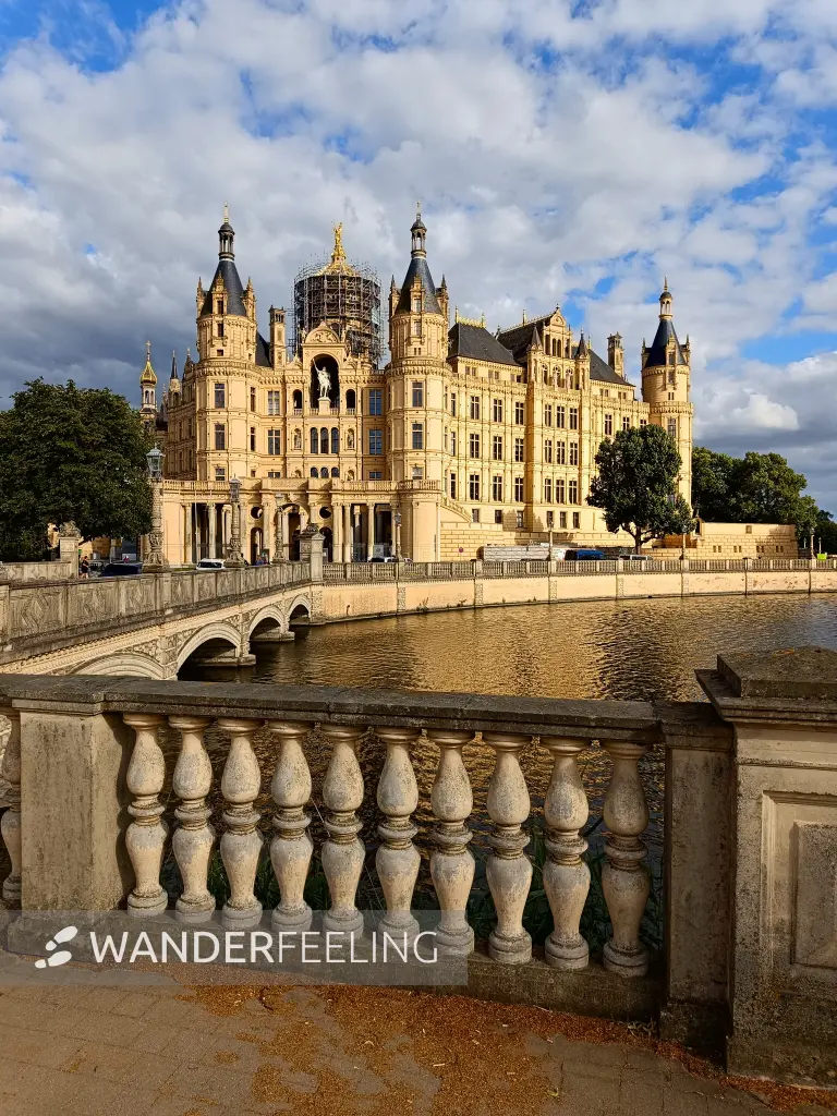 202507030-34 - Schweriner Schloss im Schweriner See bei Schwerin, Mecklenburgische Seenplatte, Mecklenburg-Vorpommern, Deutschland