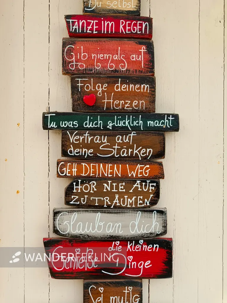 202508260-10 - Sinnsprüche am Dörpladen in Alt Schwerin, Mecklenburgische Seenplatte, Mecklenburg-Vorpommern, Deutschland