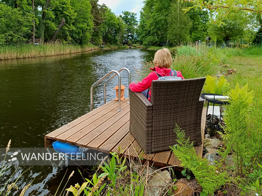 202505170-12 - Sitzplatz am Storkower Kanal bei Kummersdorf, Seenland Oder-Spree, Brandenburg, Deutschland