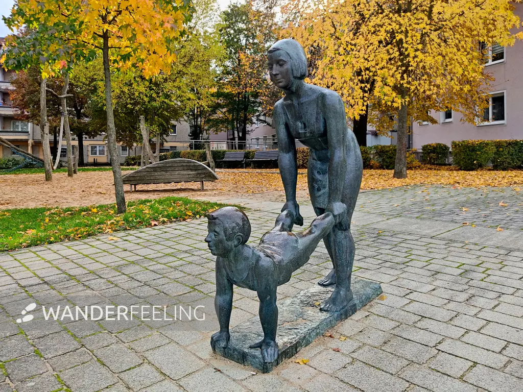 202311020-20 - Skulptur auf der Oderpromenade in Frankfurt (Oder), Seenland Oder-Spree, Brandenburg, Deutschland